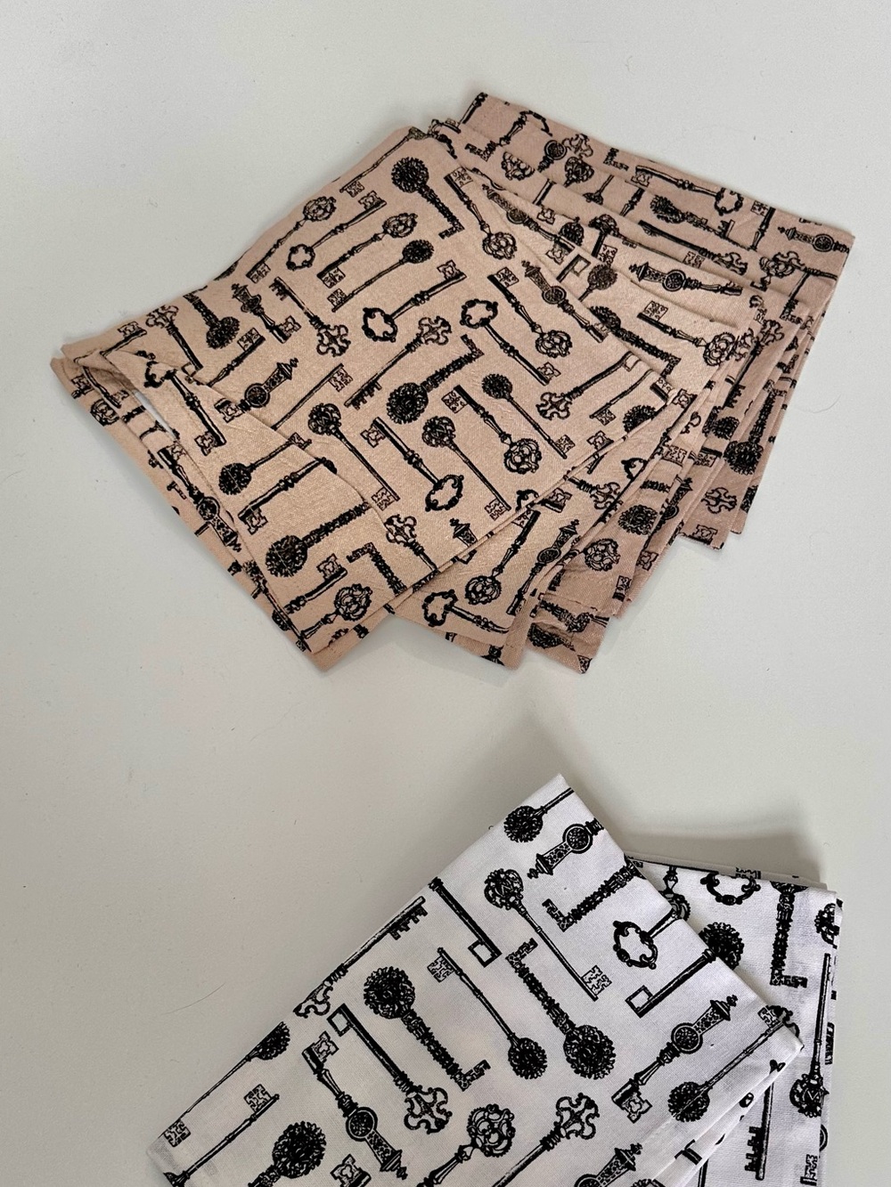 Classic Key-Print Cotton Napkins 18x18 HARMAN - 6 White and 6 Tan